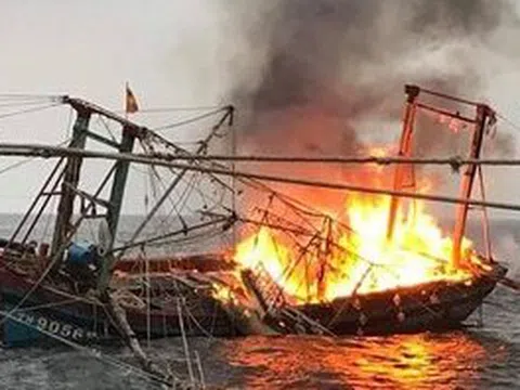 Tàu cá bất ngờ bốc cháy ngùn ngụt, 7 ngư dân may mắn thoát chết